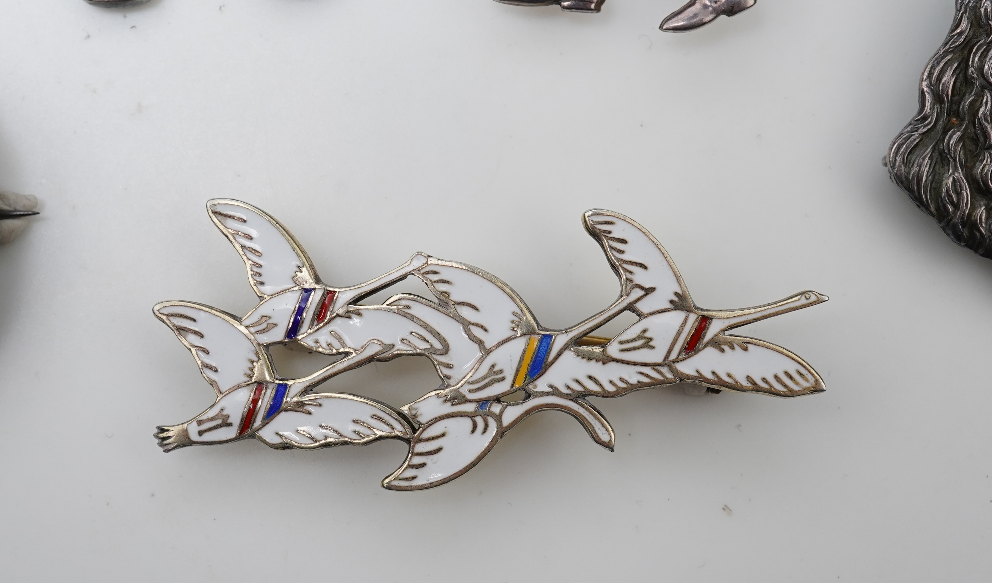 A collection of novelty jewels